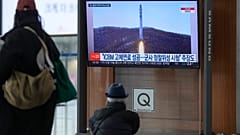 Dél-Korea fővárosa, Szöül egyik pályaudvarán nézik az észak-koreai kilövést mutató képsorokat a várakozók