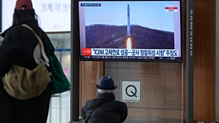 Dél-Korea fővárosa, Szöül egyik pályaudvarán nézik az észak-koreai kilövést mutató képsorokat a várakozók