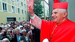 Почетный папа Бенедикт XVI, немецкий теолог, которого будут помнить как первого за 600 лет папу, ушедшего в отставку, скончался, сообщил Ватикан в субботу. Eму было 95