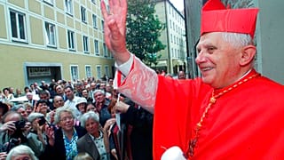 Почетный папа Бенедикт XVI, немецкий теолог, которого будут помнить как первого за 600 лет папу, ушедшего в отставку, скончался, сообщил Ватикан в субботу. Eму было 95