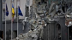 Разрушенное в результате попадания российской ракеты здание гостиницы в Киеве, 31 декабря 2022 г.