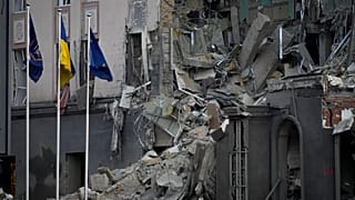 Разрушенное в результате попадания российской ракеты здание гостиницы в Киеве, 31 декабря 2022 г.