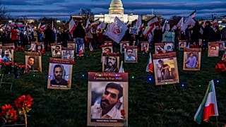 متظاهرون يسيرون في وقفة احتجاجية تكريما للإيرانيين الذين يُزعم أن حكومتهم قتلتهم خلال مسيرة لدعم الاحتجاجات المستمرة في إيران في ناشونال مول، 17 ديسمبر 2022، في واشنطن