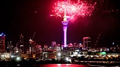 In Auckland wurde das neue Jahr mit einem bunten Feuerwerk über dem Sky Tower begrüßt