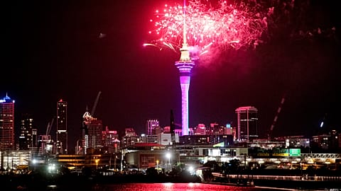 In Auckland wurde das neue Jahr mit einem bunten Feuerwerk über dem Sky Tower begrüßt