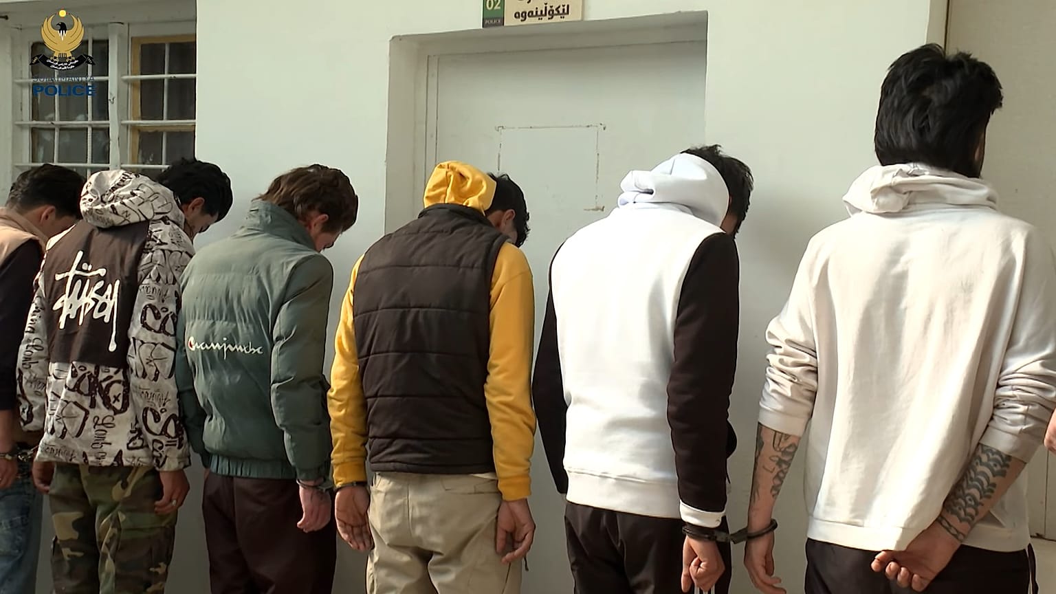 الصورة من مقطع فيديو نشرته شرطة مدينة السليمانية للمتهمين