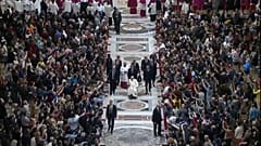 Francisco presta homenagem a Bento XVI