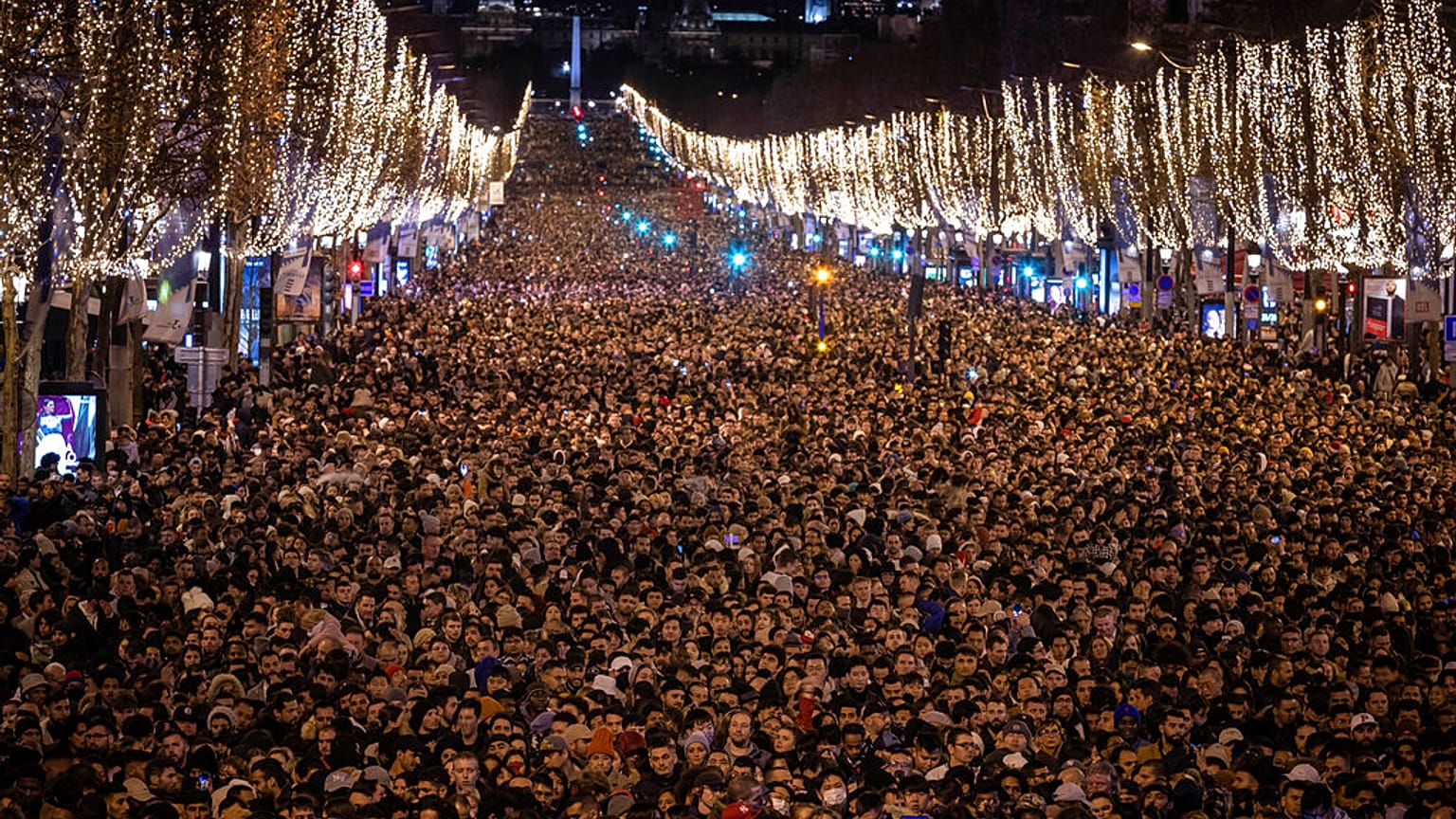 احتفالات في الشانزليزيه، باريس، فرنسا- 31 ديسمبر، 2022.