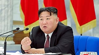 الزعيم الكوري الشمالي كيم جونغ أون خلال اجتماع لحزب العمال الكوري في مقر الحزب في بيونغ يانغ، كوريا الشمالية، 30 ديسمبر 2022.