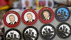 Κονκάρδες με το πρόσωπο του νέου προέδρου της Βραζιλίας