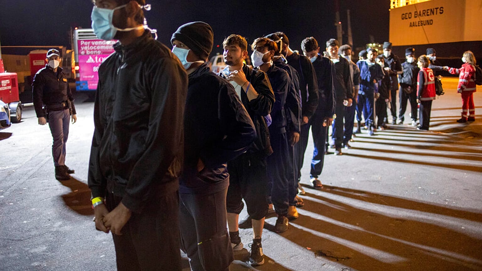 Migranti sbarcano al porto di Catania, novembre 2022