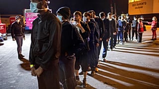 Migranti sbarcano al porto di Catania, novembre 2022