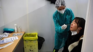 У китаянки берут анализ на COVID-19