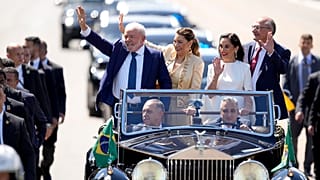 الرئيس لويس إيناسيو لولا دا سيلفا (يسارا) بجانبه زوجته روزانجيلا. ونائب الرئيس جيرالدو ألكمين (يمين) وزوجته ماريا لوسيا ريبيرو