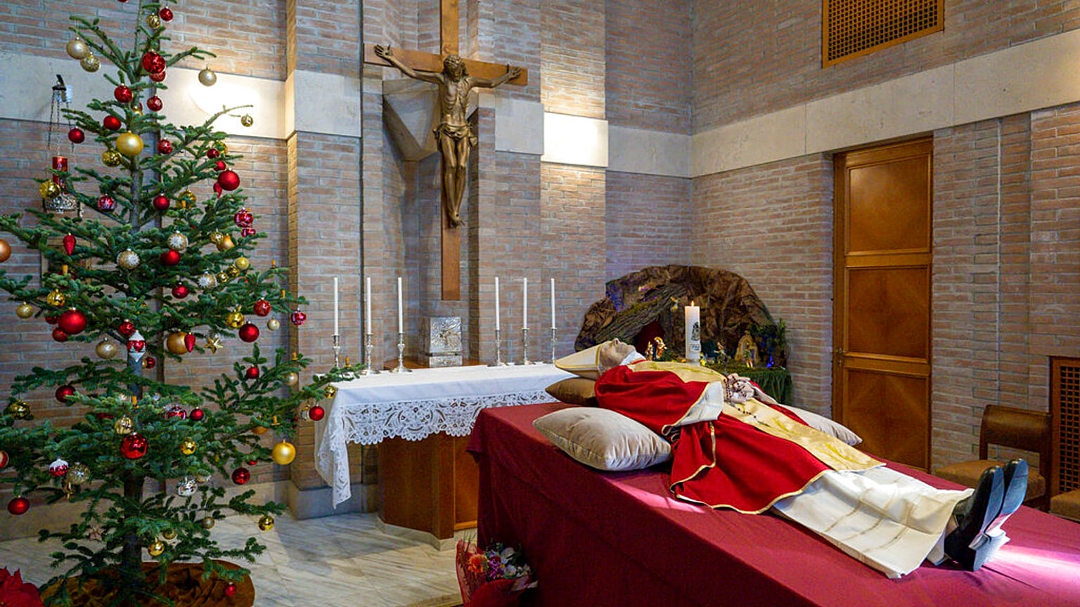 Corpo de Bento XVI na capela onde esteve até agora
