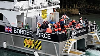 Корабль береговой охраны Великобритании в порту Дувра с мигрантами, спасёнными в Ла-Манше