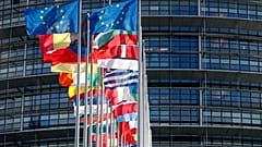 Флаги стран ЕС у здания Европарламента в Страсбурге