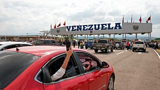 Des voyageurs dans l'État de Tachira, au Venezuela, dimanche 1er janvier 2023.