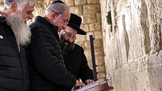 A Tórából olvasott fel az izraeli miniszterelnök a Siratófalnál 