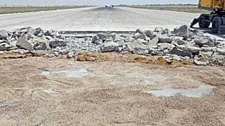 Arşiv: Şam'da İsrail saldırısında hasar gören bir pist, 12 Haziran 2022