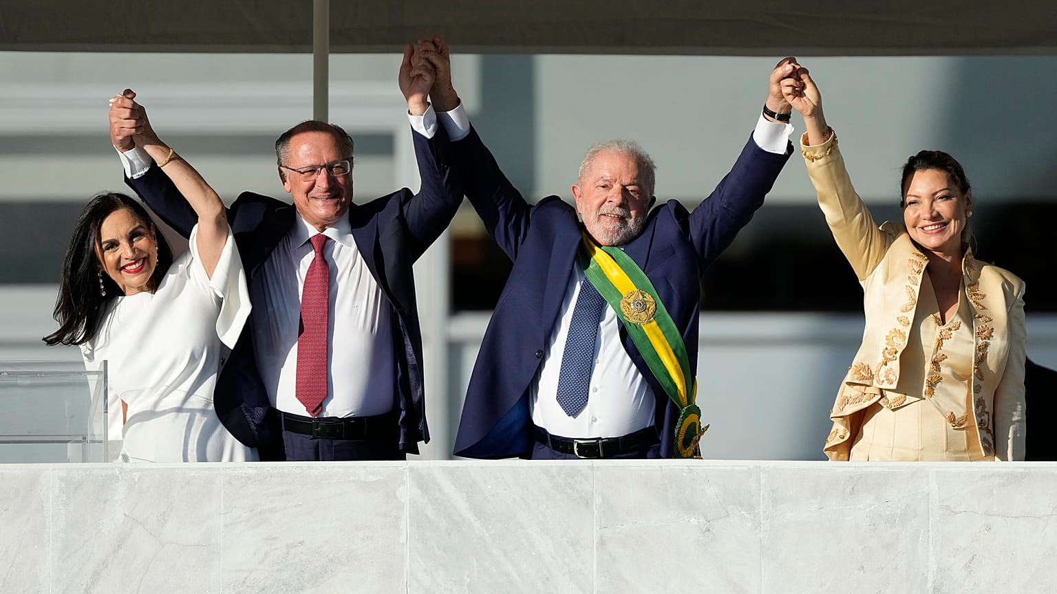 El presidente Luiz Inacio Lula da Silva, su esposa Rosangela Silva, el vicepresidente Geraldo Alckmin y su esposa Maria Lucia Ribeiro se dan la mano en el Palacio de Planalto.