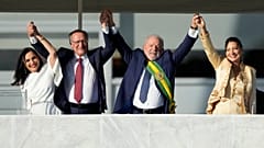El presidente Luiz Inacio Lula da Silva, su esposa Rosangela Silva, el vicepresidente Geraldo Alckmin y su esposa Maria Lucia Ribeiro se dan la mano en el Palacio de Planalto.