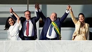 El presidente Luiz Inacio Lula da Silva, su esposa Rosangela Silva, el vicepresidente Geraldo Alckmin y su esposa Maria Lucia Ribeiro se dan la mano en el Palacio de Planalto.