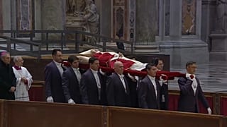 Verstorbener emeritierter Papst Benedikt XVI. wird in den Petersdom gebracht
