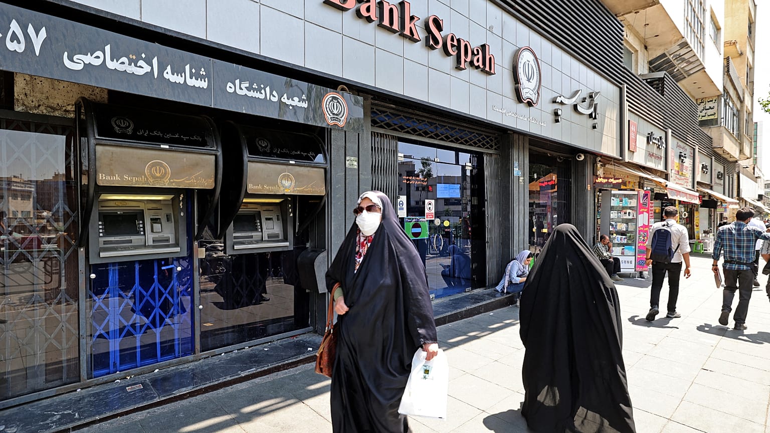 إيرانيات في شارع بطهران.