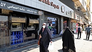 إيرانيات في شارع بطهران.