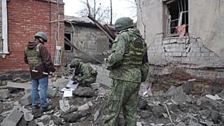 Kárfelmérés egy ukrán rakétatámadás után Makijivkában 2022 novemberében