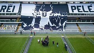 Pelé koporsóját elhelyezi az FC Santos stadionjának pályáján