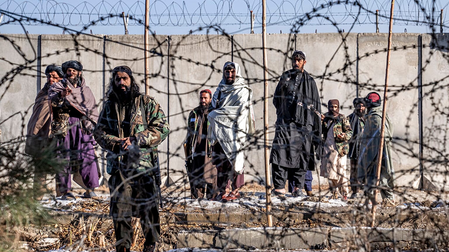 Taliban militanları, İçişleri Bakanlığı'na yakın noktada düzenlenen saldırı bölgesini incelerken