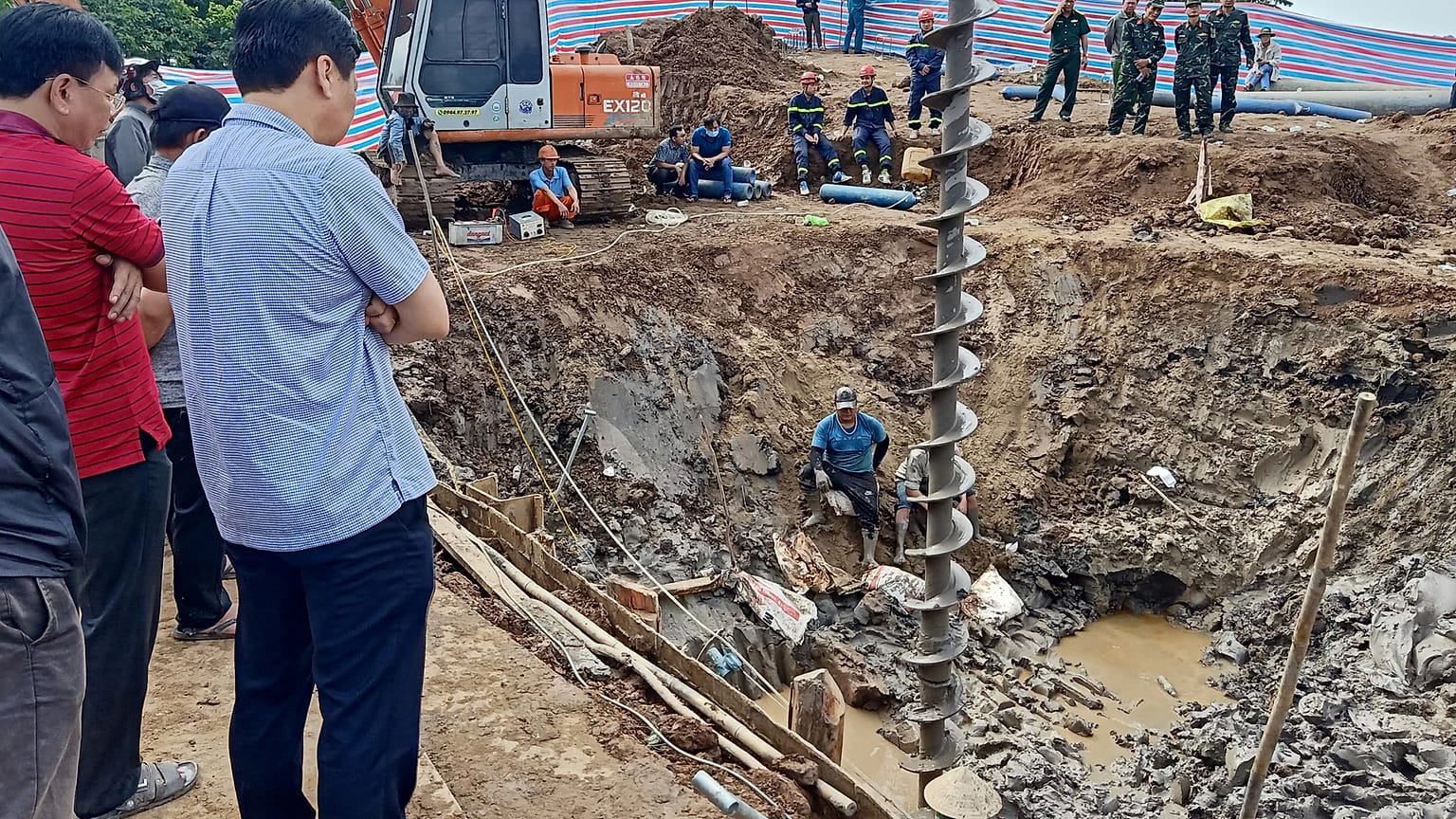Opération de secours pour sauver un enfant tomber dans un trou de 35 mètres dans la province de Dong Thap, dans le sud du Vietnam