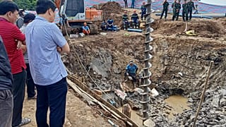 Opération de secours pour sauver un enfant tomber dans un trou de 35 mètres dans la province de Dong Thap, dans le sud du Vietnam