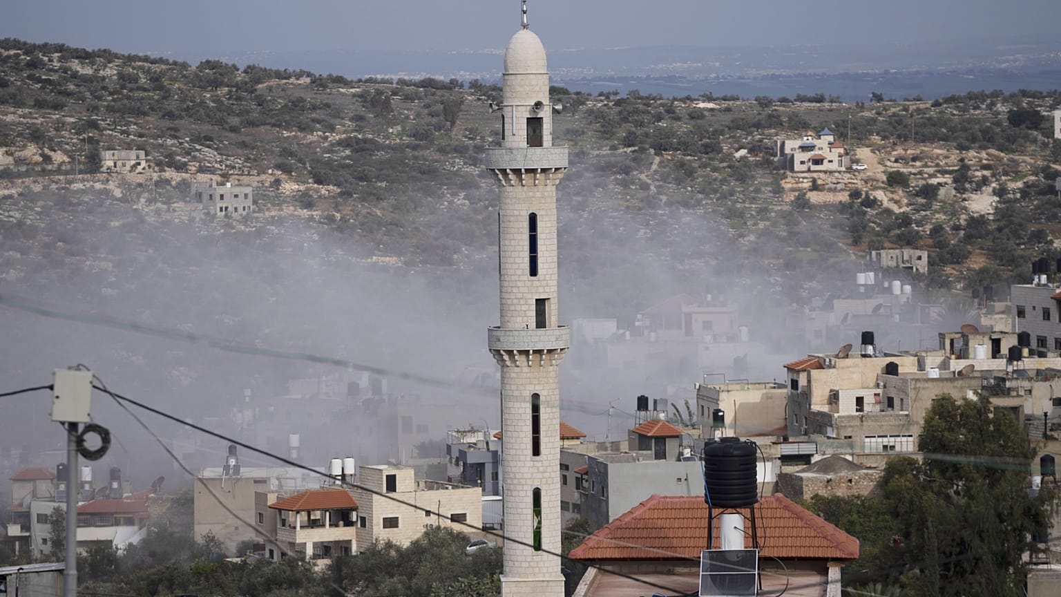 Füst száll fel Kafr Dan faluban a terroristák lerombolt házából