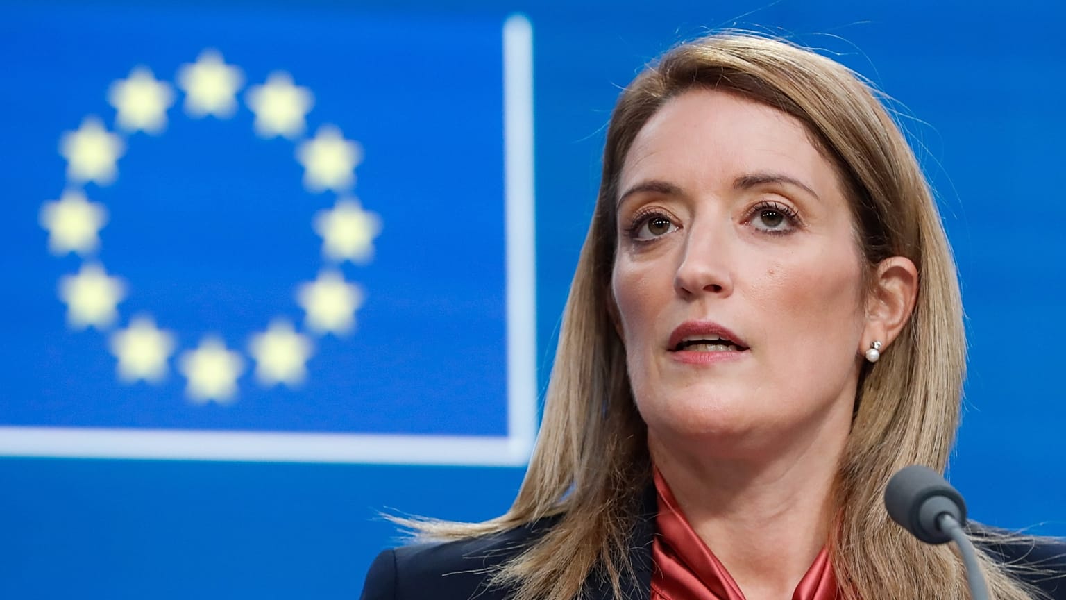 Roberta Metsola, az Európai Parlament elnöke brüsszeli sajtóértekezleten