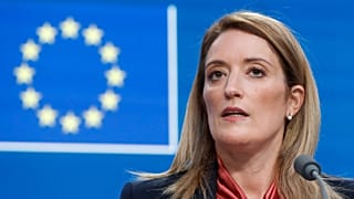 Roberta Metsola, az Európai Parlament elnöke brüsszeli sajtóértekezleten