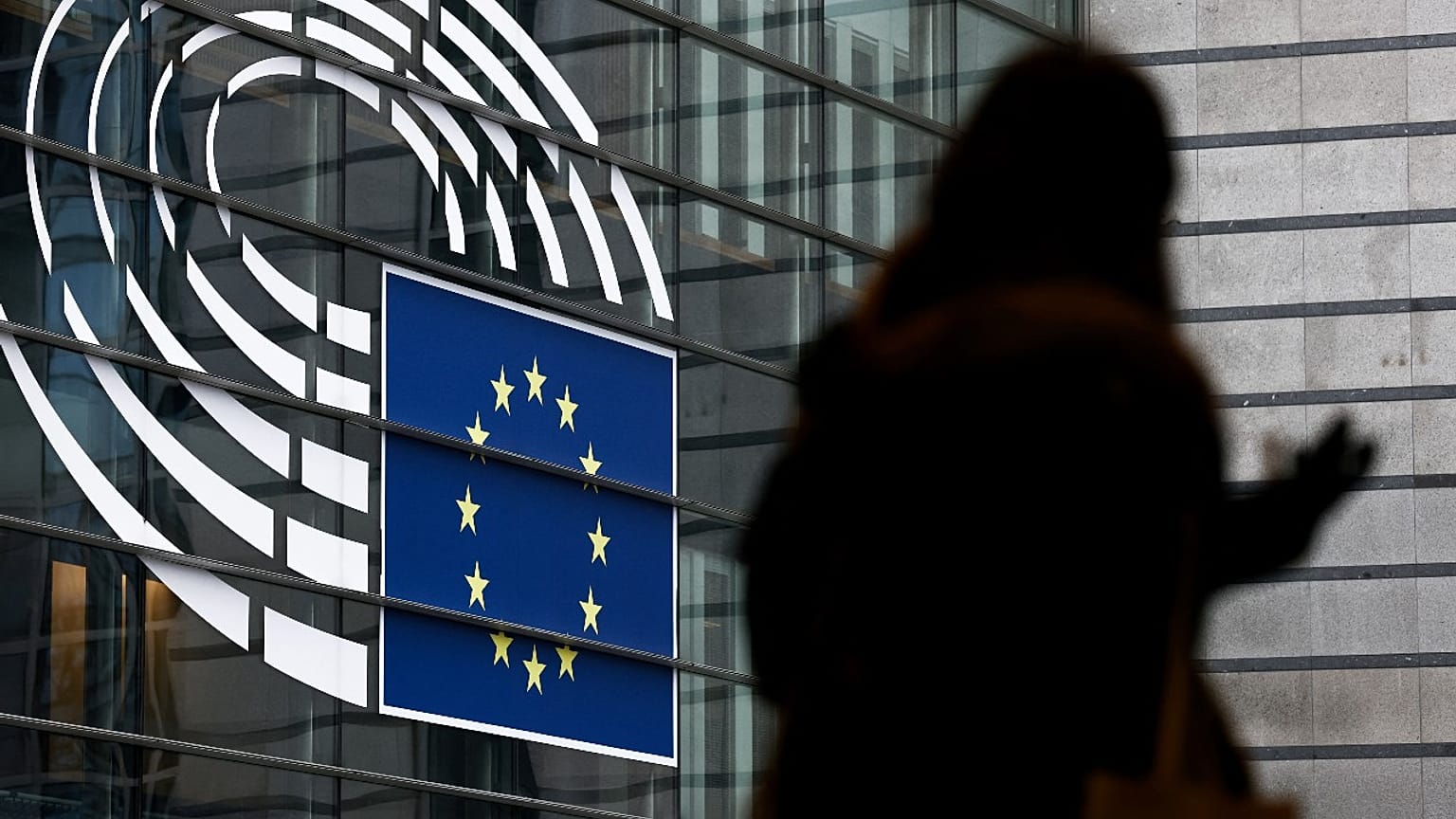Der Fall schlägt im EU-Parlament hohle Wellen. Zwei weitere EU-Abgeordnete sollen ihre Immunität im Eilverfahren verlieren.