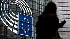 Der Fall schlägt im EU-Parlament hohle Wellen. Zwei weitere EU-Abgeordnete sollen ihre Immunität im Eilverfahren verlieren.