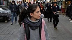 Hidzsáb nélkül sétáló nő Teheránban, december 23-án