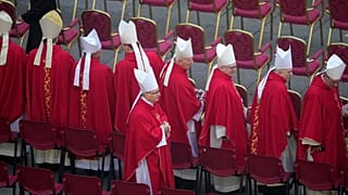 Membres du clergé et fidèles vont assister aux funérailles du pape "émérite" Benoît XVI devant la basilique Saint-Pierre de Rome - le 05/01/2023