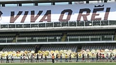 Szurkolók és Pelét, a "királyt" éltető transzparens a Santos FC stadionjában. 