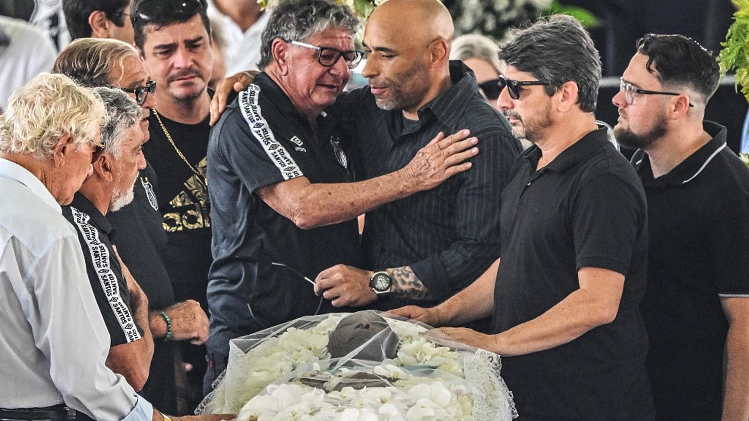 L'ancien joueur de Santos, Manoel Maria (à gauche) avec le fils de Pelé, Edinho (à droite), lors de la veillée funèbre dans le stade de Santos le 2 janvier 2022.