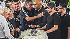 L'ancien joueur de Santos, Manoel Maria (à gauche) avec le fils de Pelé, Edinho (à droite), lors de la veillée funèbre dans le stade de Santos le 2 janvier 2022.