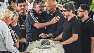 L'ancien joueur de Santos, Manoel Maria (à gauche) avec le fils de Pelé, Edinho (à droite), lors de la veillée funèbre dans le stade de Santos le 2 janvier 2022.