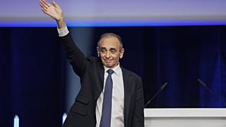 Eric Zemmour a támogatóit üdvözli az áprilisi elnökválasztáson