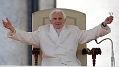 Der ehemalige Papst Benedikt XVI. wird kontrovers diskutiert.