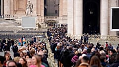 Eski Papa 16'ncı Benedikt'in San Pietro Bazilikası'na konulan naaşını onbinlerce kişi ziyaret etti
