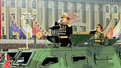 Kuzey Kore lideri Kim Jong Un, silah kuvvetler üzerinde kendisinden sonraki en yetkili isim olan Pak Jong Chon'u görevden aldı